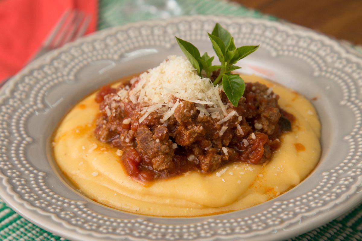 Polenta Cremosa com Carne Moída: Prepare essa Receita Deliciosa e Reconfortante Agora Mesmo!